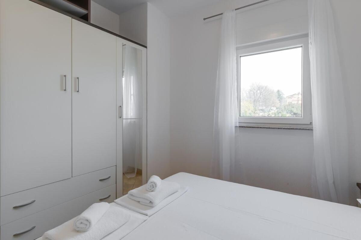 Apartments Rondine 1 Karigador Exterior photo