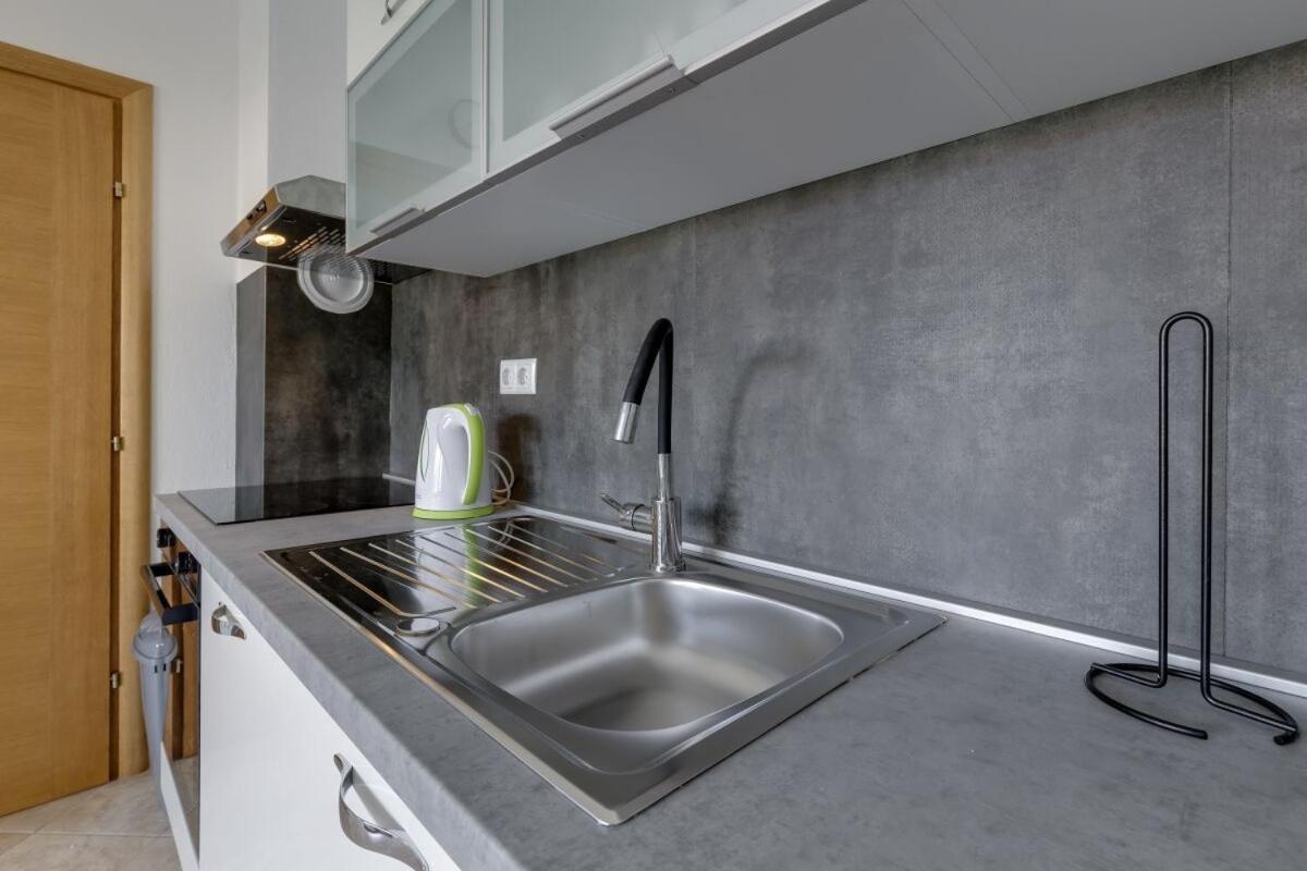 Apartments Rondine 1 Karigador Exterior photo