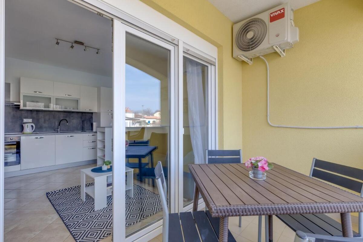 Apartments Rondine 1 Karigador Exterior photo