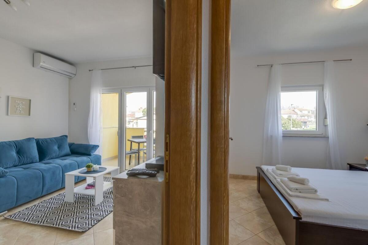 Apartments Rondine 1 Karigador Exterior photo