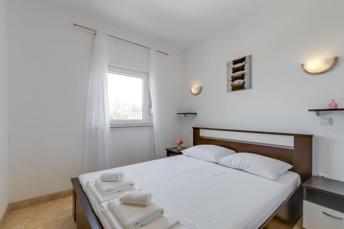 Apartments Rondine 1 Karigador Exterior photo
